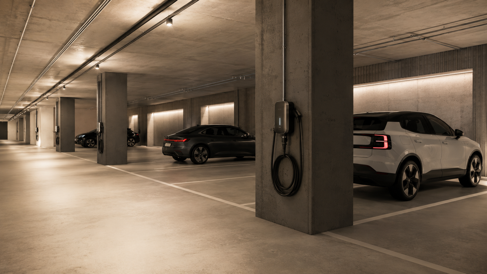 Modernt parkeringsgarage med integrerade laddplatser